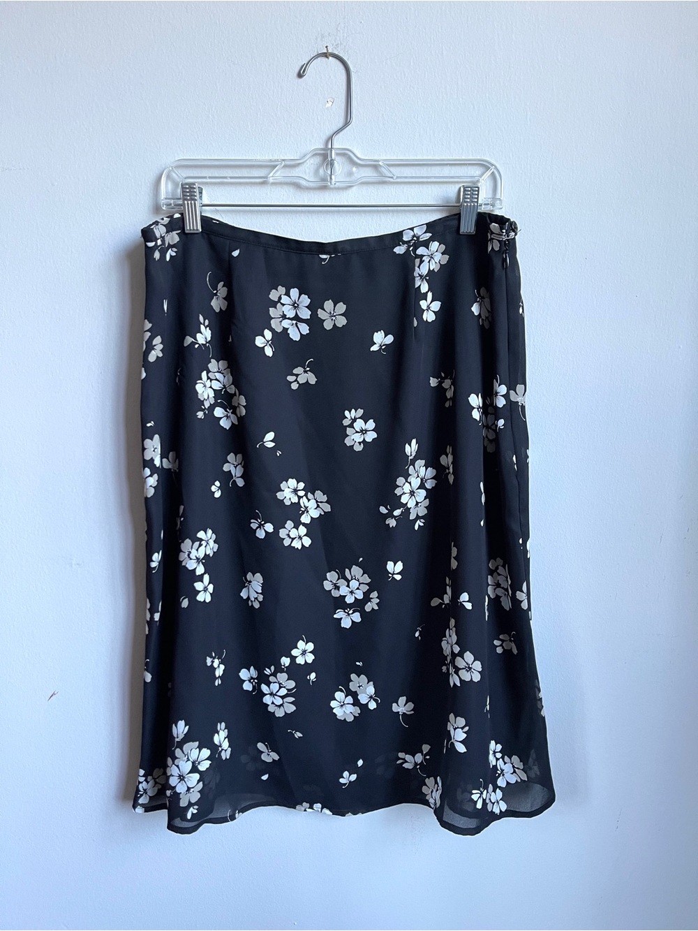 Vintage 90s/Y2K Jaclyn Smith Black Midi Skirt with White + Tan Floral Print